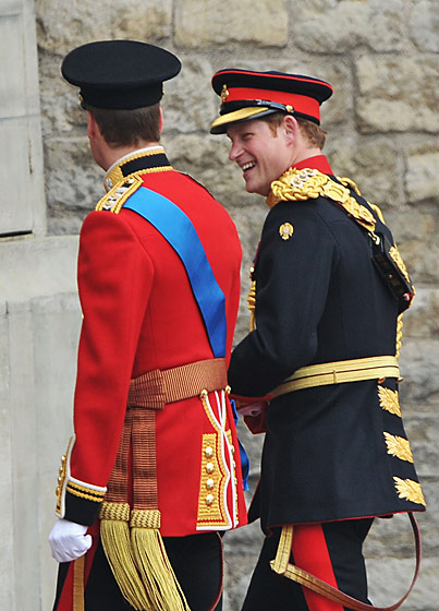 3. 亨利王子（Prince Harry）身穿的是皇家骑兵团(Household Cavalry)的制服，是威廉王子（Prince William）的伴郎。 