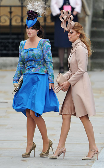 10. 英国欧吉妮公主(Princess Eugenie of York) 身着Vivienne Westwood礼服和Philip Treacy帽子，比阿特丽丝公主殿下（Princess Beatrice of York）身着Valentino高级定制和Philip Treacy帽子。 