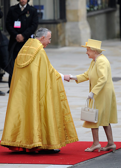 12. 在任的英女王伊丽莎白（Queen Elizabeth II）身着Angela Kelly礼服，向世人诠释了皇室的优雅作派。同色系的连衣裙搭配同色系的大檐帽，帽子上均装饰了优雅的大花朵。没有出位和大胆，保守的典雅也是看点十足。 