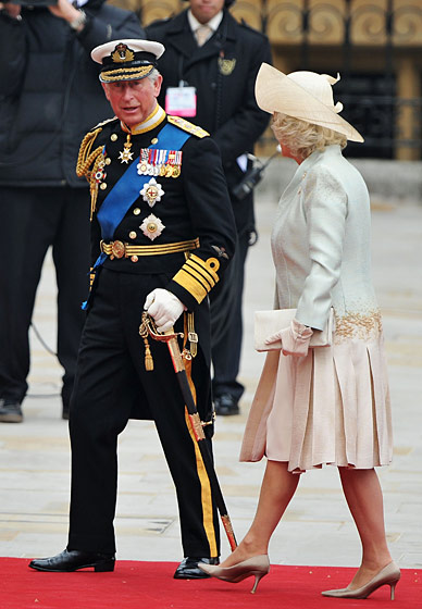 13. 查尔斯王子王妃卡米拉（Duchess of Cornwall）身着Anna Valentine礼服套装，Philip Treacy帽子和Jimmy Choo高跟鞋。 