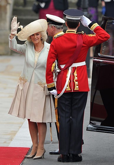 24. 卡米拉（Duchess of Cornwall）身着Anna Valentine套装, Philip Treacy帽子和Jimmy Choo鞋子。 