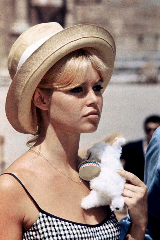 12. Brigitte Bardot的格子吊带上衣、性感的麦色肌肤，复古帽和项链都是潮人必不可少的装扮单品。 