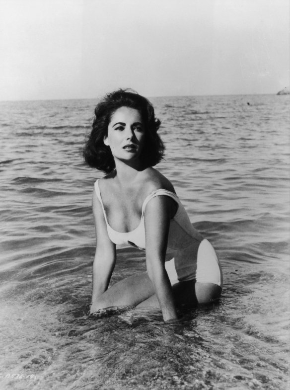 4. 伊丽莎白-泰勒 (Elizabeth Taylor)拍摄于1959年的剧照，里面的她白色比基尼是所有女孩的典范。 