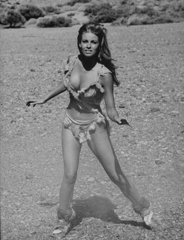 5. 拉奎尔-韦尔奇( Raquel Welch)在公元前一百万年中的比基尼剧照(1966)，她身穿的泳装充满了野性的风味。 