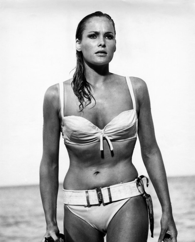 7. 这个史上最著名邦女郎Ursula Andress 在1962年出演Dr. No的剧照，性感的比基尼造型知道今天还不乏众人模仿。 