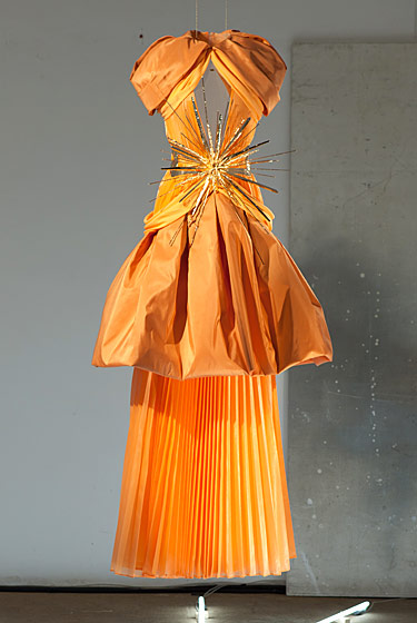 2. 哈密瓜色褶皱丝绸，垂坠感的百褶裙，金线腰带的塔夫绸礼服。 