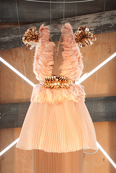 7. 粉色百褶雪纺裙、金铂腰带与肩部装饰，羽毛镶嵌的薄纱礼服。 