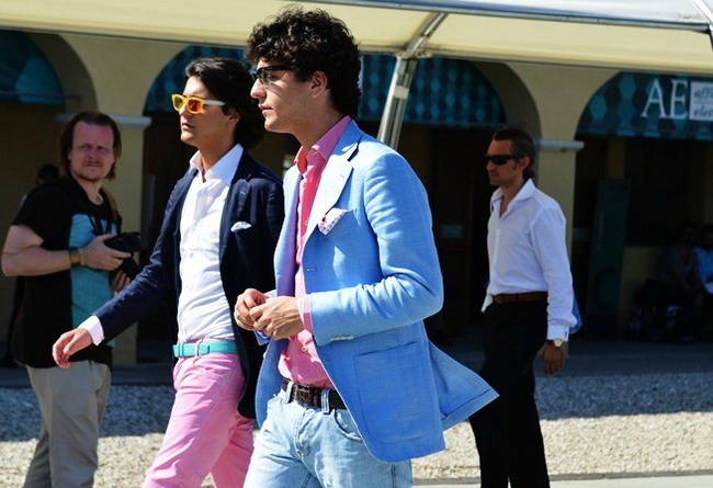 4.	彩色太阳镜、粉色长裤、粉色衬衫、蓝色外套仍是男人们对于2012春季的向往。 