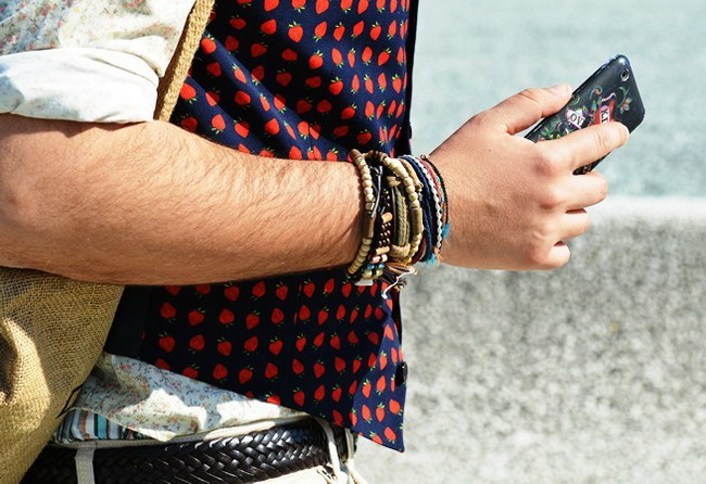 5.	男人们选择了水果和印花图案的衬衣，也别有一番味道哦！ 