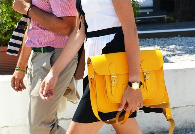 8.	黄色的背包非常惹眼，男士深山的粉红衬衣、条纹领带搭配得非常和谐。 