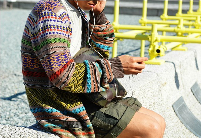 10.	五彩缤纷的针织外套搭配军旅热裤，混搭得如此巧妙。 