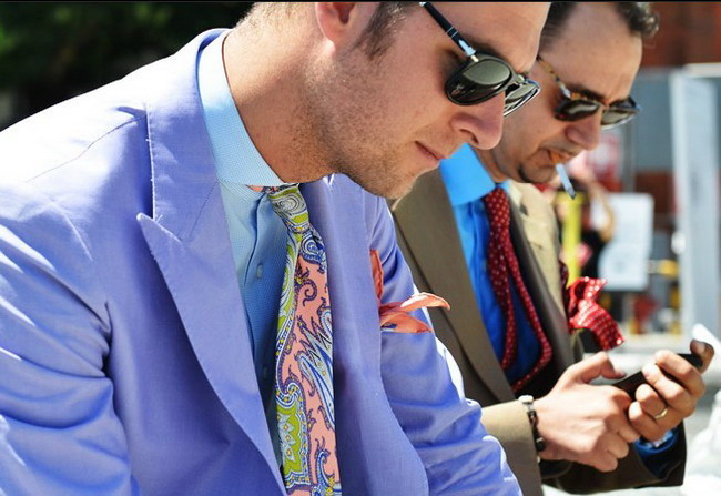 11.	薰衣草紫的西装、内搭一件蓝色衬衣和一款出挑的印花领带，好一派年轻而富有朝气的装扮。 