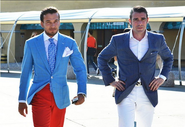 17.	蓝红、蓝白撞色的搭配风格是型男们的最爱。 