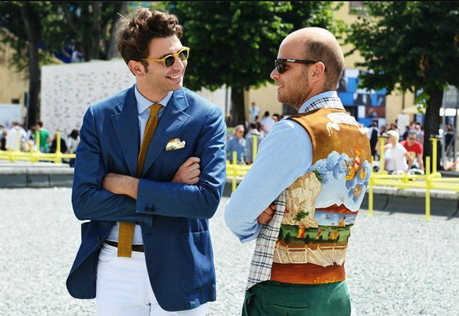 21.	卡通图案与格纹皮接的小马甲让型男们有了双重性格。 