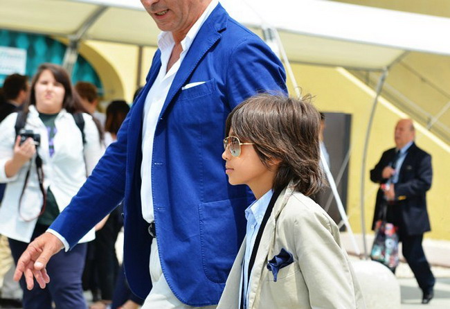 24.	不管是爸爸还是儿子，两位造型也都是相当有型的。 