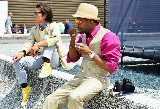 25.	黄色、粉色衬衣依然是潮人们的选择。 