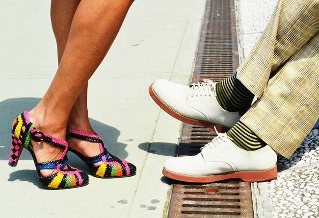 26.	没想到男人也选择了彩色条纹袜搭配牛津鞋，跟这位女士的彩色高跟鞋非常搭配。 