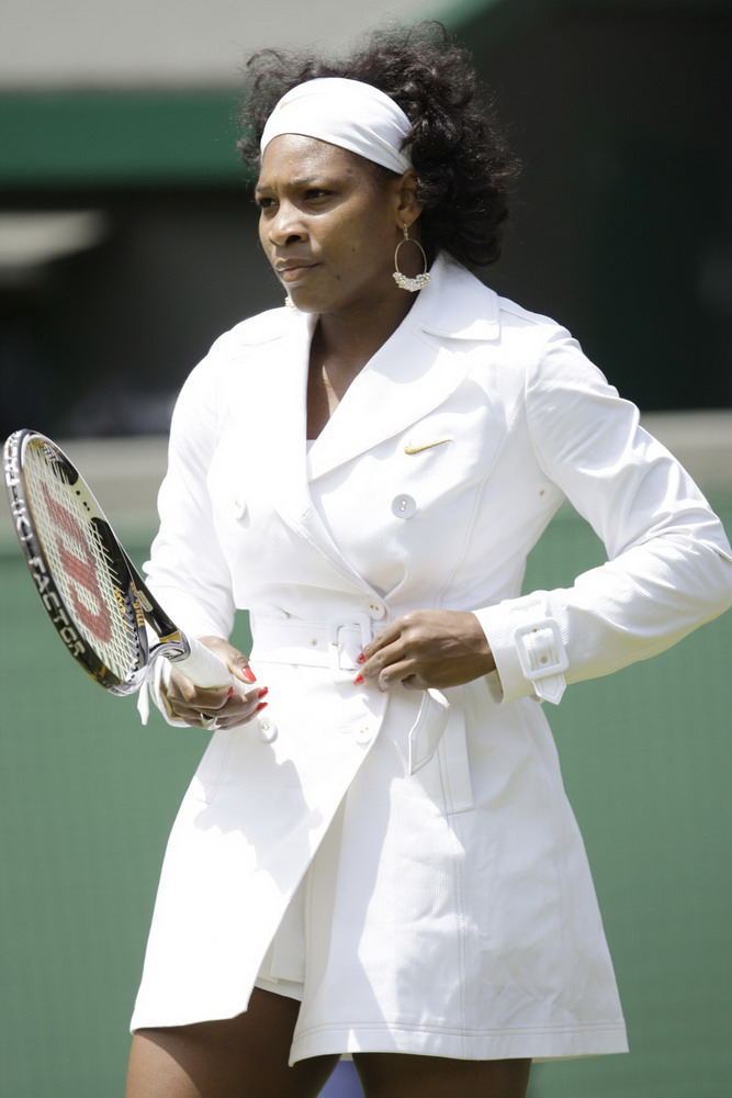 21. 2008年6月Serena Williams 没有选择网球衣，而是选择的是一件Nike 的白色风衣代替。 