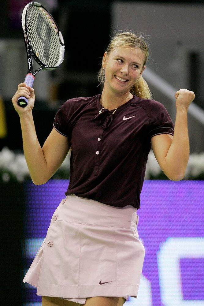 22. 2007年11月Maria Sharapova将粉色Nike短裙搭配紫色T恤，既具有运动感。 