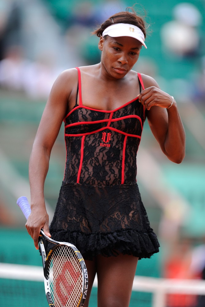 20. 2010年5月Venus Williams 打败了西班牙Aranxta Parra，这件黑色雷斯裙有点像闺房裙，穿上比赛有些过于招摇了。 