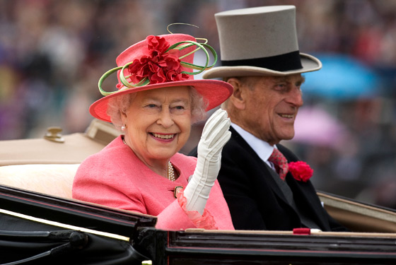 1. 女王殿下依然是优雅高贵，帽子与套装的颜色非常和谐。 