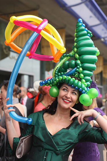 16. 气球做成的帽子，有趣吧！ 