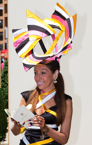 19. 这是一顶折纸彩色帽，非常具有立体感。 