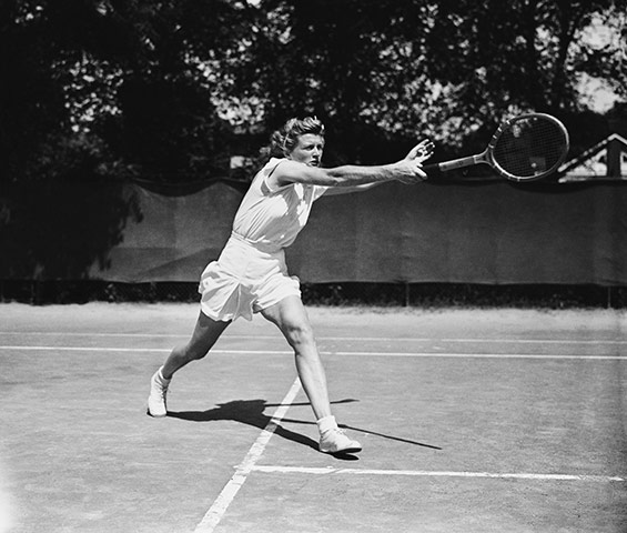 9. Pauline Betz在当时温布尔登网球公开赛上具有影响力的女性之一，她戴的是骑师帽，短袖衬衣和裙子或短裤参加比赛。 