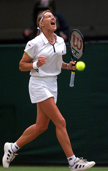 14. 在80年代和90年代，网球衣以透气，轻便的面料为主，这是1999年的Steffi Graf。 