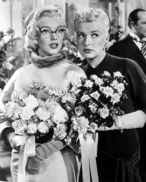 19. 玛丽莲•梦露 (Marilyn Monroe) 和贝蒂.格拉布尔（Betty Grable）, 《愿嫁金龟婿》（How to Marry a Millionaire） 