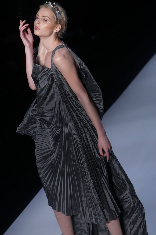 1. 妖孽男模安德烈•佩芝 (Andrej Pejic)走秀 