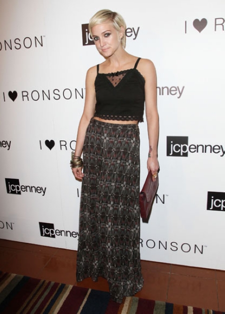 10. 艾希莉•辛普森 (Ashlee Simpson)将黑色吊带和一件老式印花长裙相搭配，虽然她想为大家展示嬉皮风，但是这身造型对于参加活动有些失礼，因为太随意了。 