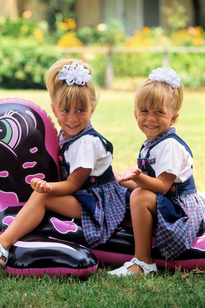 3. 1987年奥尔森姐妹（ASHLEY和 MARY-KATE OLSEN）参演的这部家庭喜剧系列剧播出后大受欢迎，收视率不断攀升，小小奥尔森姐妹一炮走红。4岁时奥尔森姐妹出演电视剧《在家过节》，6岁时，这对小姐妹就推出了自己的首张歌曲专辑《Brother for Sale》，姐妹俩借助演电视剧的名气和观众缘，专辑取得了较好的市场反响。 