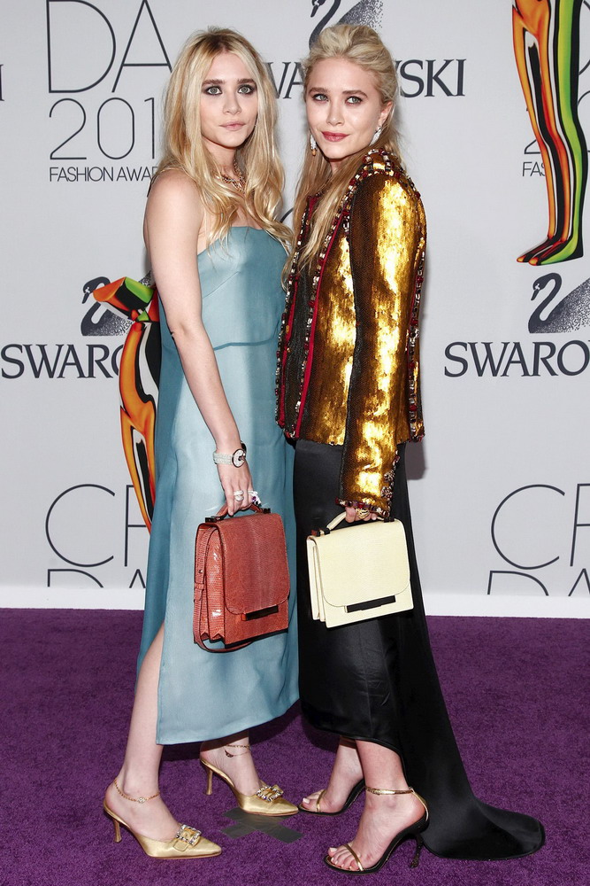 4. 如今奥尔森姐妹（ASHLEY和 MARY-KATE OLSEN）已经是各种时尚活动的常客，并推出了她们自己的服装系列：The Row, Elizabeth and James，同时拥有一个平价系列Olsenboye for JC Penney。她们的穿着经常是以祖母级的穿着风格，复古包、夸张的珠宝、大号太阳镜、混搭为主。 