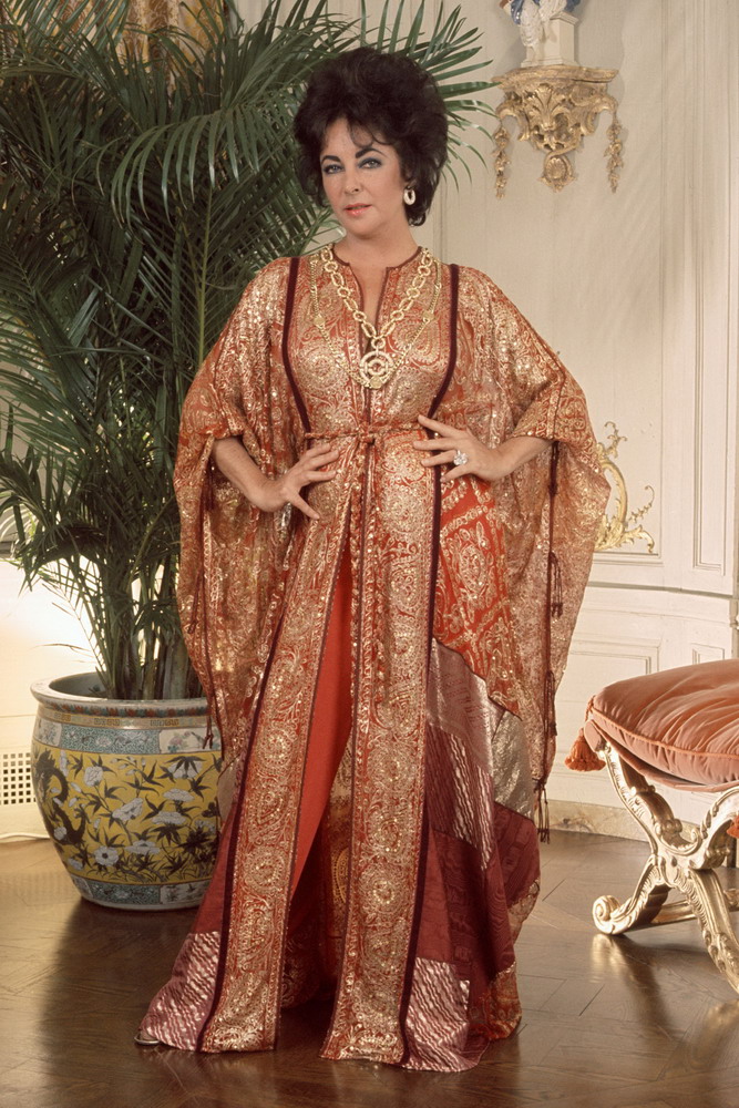 10. 众所周知伊丽莎白•泰勒 (Elizabeth Taylor)是一位真正的好莱坞明星，最让人难以忘记的是属于她的经典造型。 