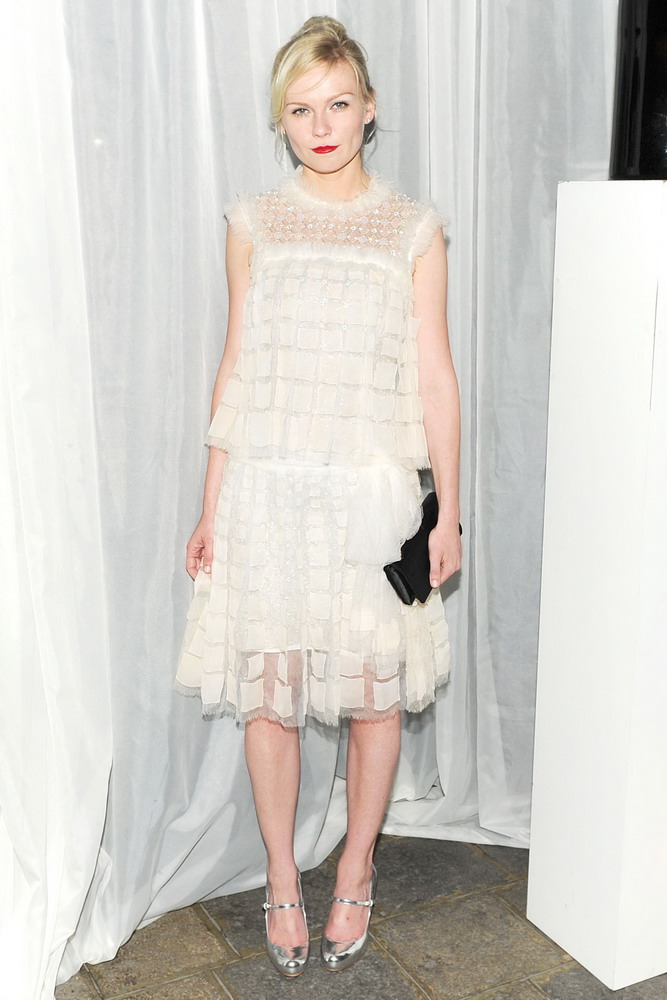 14. 如今克里斯汀•邓斯特 (Kirsten Dunst)的身上似乎混有美国和欧洲人的基因，红毯上的她经常穿着Chanel, YSL and Louis Vuitton等，而私下她喜欢高街品牌，比如Topshop and Mulberry。 