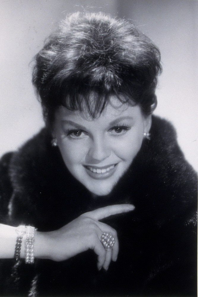 20. 长大后的朱迪•加兰（Judy Garland）算是好莱坞最经典的明星了。 