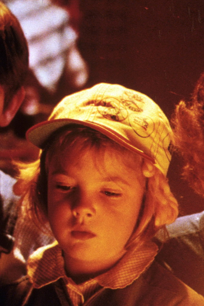 23. 7岁的德鲁•巴里摩尔 (Drew Barrymore) 成功出演电影《外星人E.T. E.T》。 