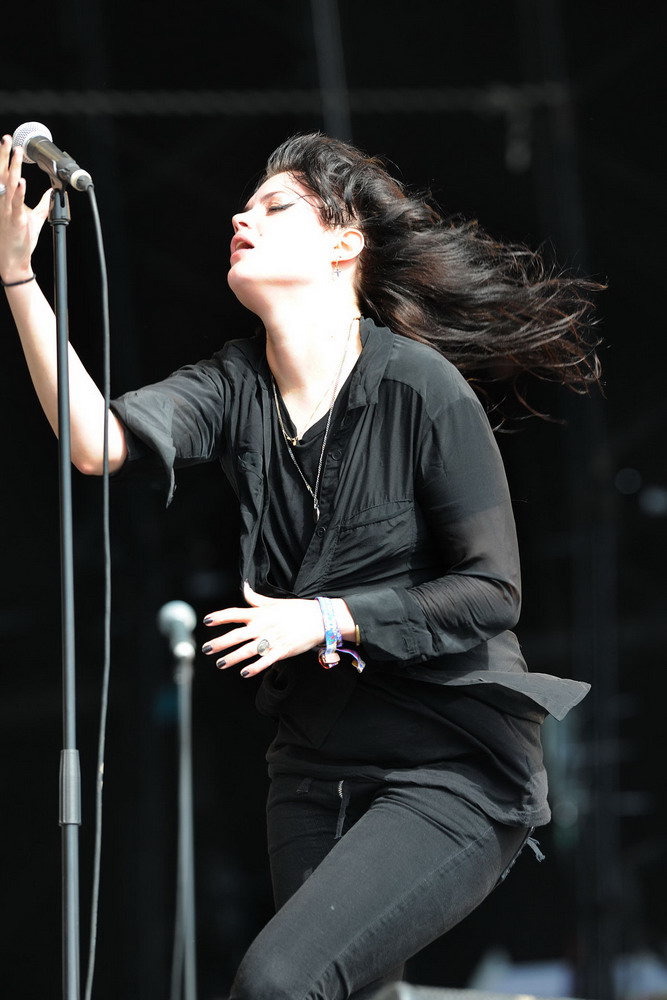 13. 舞台上的Alison Mosshart身穿Sass & Bide 黑色牛仔裤。 