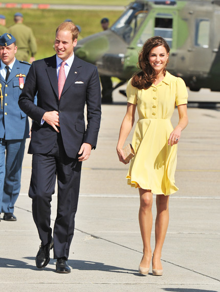 3. 这次凯特米德尔顿(Kate middleton)的造型可谓是相当阳光，这件Jenny Packham黄色连衣裙搭配裸色高跟鞋，穿出了女孩的青春与朝气。 