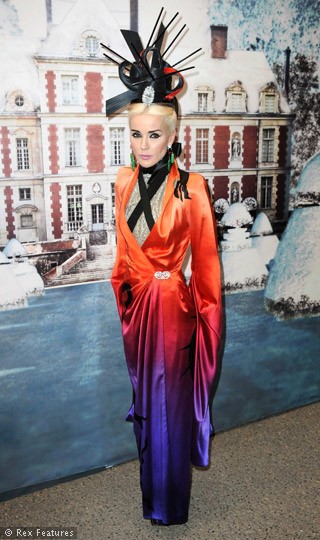 1. 名媛达芙妮•吉尼斯 (Daphne Guinness) 身穿Alexander McQueen礼服出席了大设计师华伦天奴•格拉瓦尼 (Valentino Garavani) 在自己的城堡Wideville举行的以“白色童话爱情”为主题的舞会。 