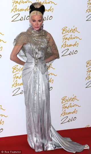 9. 2010英国时尚大奖(British Fashion Awards)举行了颁奖典礼。达芙妮•吉尼斯 (Daphne Guinness)出席该活动，一件银色晚礼服外搭一件破旧感的披纱。 