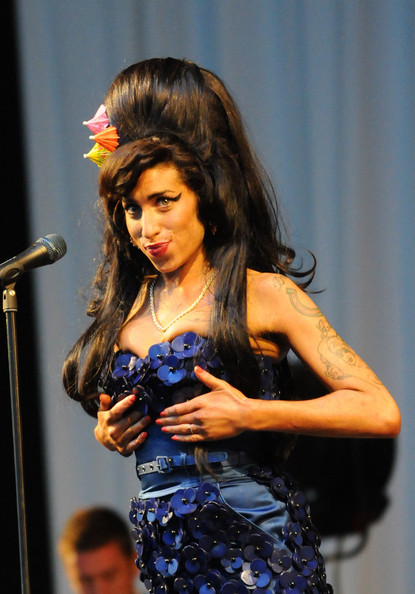 12. 艾米•怀恩豪斯(Amy Winehouse)从来都不是一位害羞的明星，这次在舞台上怎么变成一位害羞姑娘，还不时地跟大家撇嘴撒娇。 