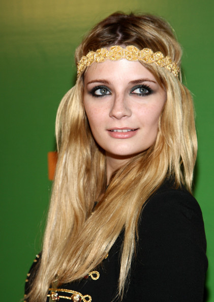 2009年5月米莎•巴顿 (Mischa Barton)未珠宝设计师Stacey Lapidus设计了一款昂贵的头带，价格在$50 — $200之间。 