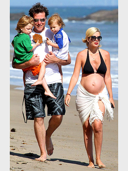 18. Dean McDermott &托瑞•斯培林 (Tori Spelling)一家五口都來到了海灘邊進行享受清涼的海灘風情，懷孕的媽媽也絲毫不遜色于其他明星。 