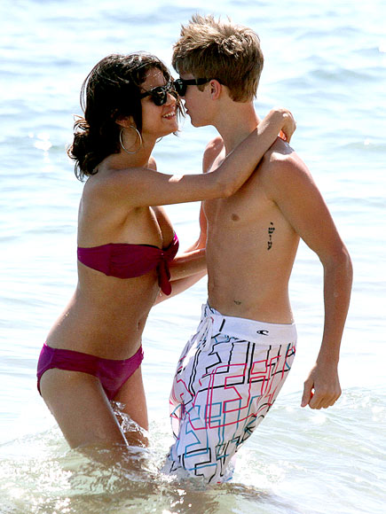 20. 賽琳娜•戈麥斯 (Selena Gomez) &賈斯汀•比伯（Justin Bieber）兩人也來到海邊談情說愛，這件玫紅色比基尼凸顯出賽琳娜•戈麥斯的熱情。 