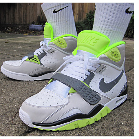 3. Nike Air Trainer SCII<br>
誕生于1987年的Nike Air Trainer一直被業界認為是多功能綜合訓練鞋的一個里程碑，美國橄欖球和棒球雙棲巨星Bo Jackson就曾穿著這款由他本人參與設計的綜合訓練鞋在賽場上屢建奇功，而正是他的成功也讓這款經典的多功能綜合訓練鞋自上個世紀八十年代起就聲名鵲起，被從事各種項目的運動員廣泛接受，熒光綠的外觀更顯這雙運動鞋時尚前衛的氣息。<br>
 