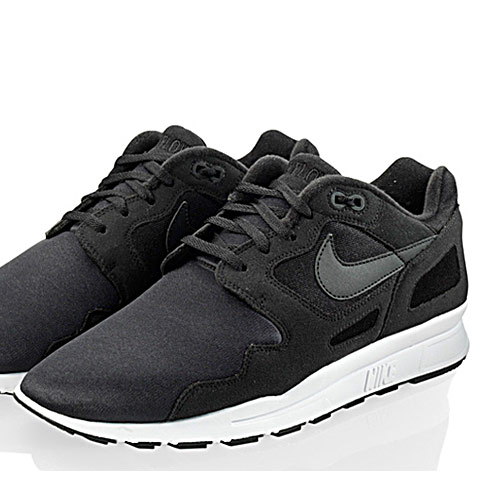 5. Nike WIMBLEDON Air Flows TZ<br>
1989年就問世的Nike Air Flow，只推出了第一代就消失在人們面前，22年后該鞋款再次回歸，以灰綠配色呈現在我們面前。此回Nike Sportswear再次釋出新款Air Flow TZ Tonal，但與以往不同的是采用了較為低調的配色。Air Flow是由Bruce Kilgore（Air Force 1設計者）所設計，算是早期跑鞋系列當中的杰作。而這款Air Flow TZ Tonal繼承了以往的優點，整體采用仿鹿皮與氯丁像膠拼接而成，再配以Phylon中底與華夫餅外形大底，完美保證了鞋款的輕盈與柔韌性。<br>
 