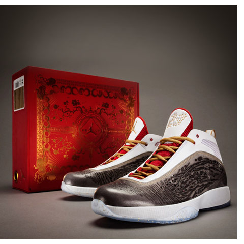 7. Nike AIR JORDAN 2011 Year Of The Rabbit<br>
Air Jordan 2011 Year of the Rabbit兔年限定終于揭開其面紗。此雙兔年限定以白色為基調(diào)，鞋身另以鐵灰色為設(shè)計(jì)，而萊卡內(nèi)里以紅色點(diǎn)綴，且在鞋帶、縫線、鞋舌標(biāo)志皆以金色呈現(xiàn)，除此之外在透明外底中更溶入金粉細(xì)節(jié)，更是增加其高貴質(zhì)感，且Jordan Brand為其打造的絕美收藏外盒更是讓人愛不釋手。<br>
 