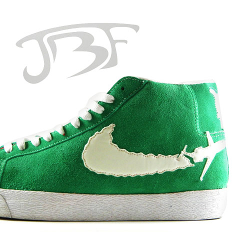 6. JBF CUSTOM Curren$y Jet Life<br>
JBF又曝出了最新的定制作品Nike Blazer mid 'Jet Life'，噴氣機的拉煙勾勒出一個Nike彎鉤的形狀，在伸手不見五指的黑夜里如果穿著一雙這樣的球鞋也許可以達到防身目的。JBF以定制怪異的球鞋著稱，他們不僅在鞋子的材質上做出較大的改動，還會對鞋的外觀進行處理以達到令人耳目一新的感覺。<br>
 